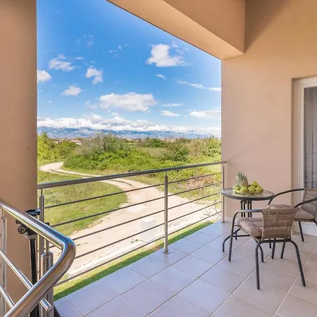 Апартаменты Enona Нин