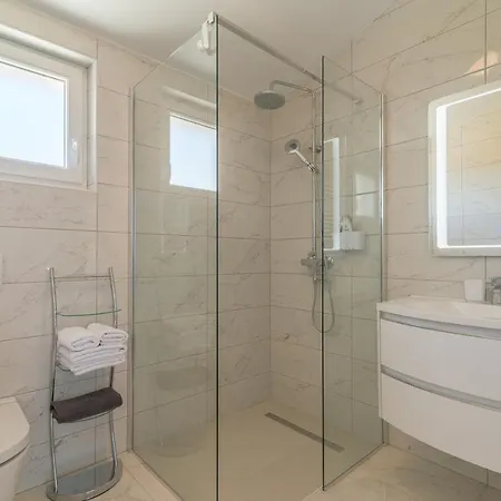 Апартаменты Enona Нин