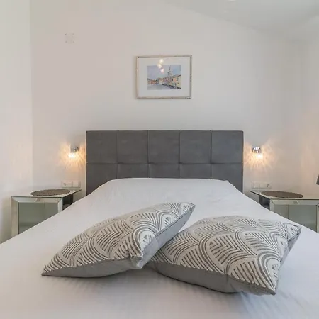 Enona Apartment *