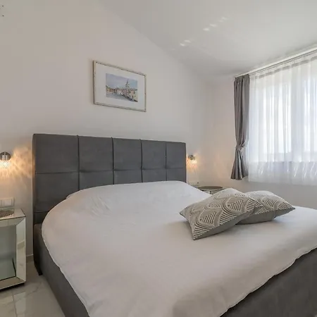 Enona Apartment *