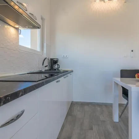 Enona Apartment *