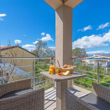 Enona Apartment *