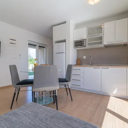 Enona Apartment *