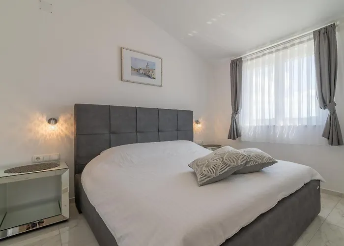 Enona Apartment *