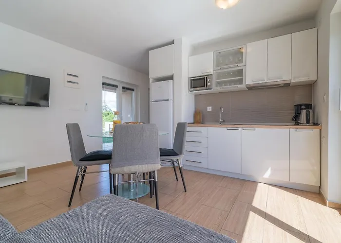 Enona Apartment *